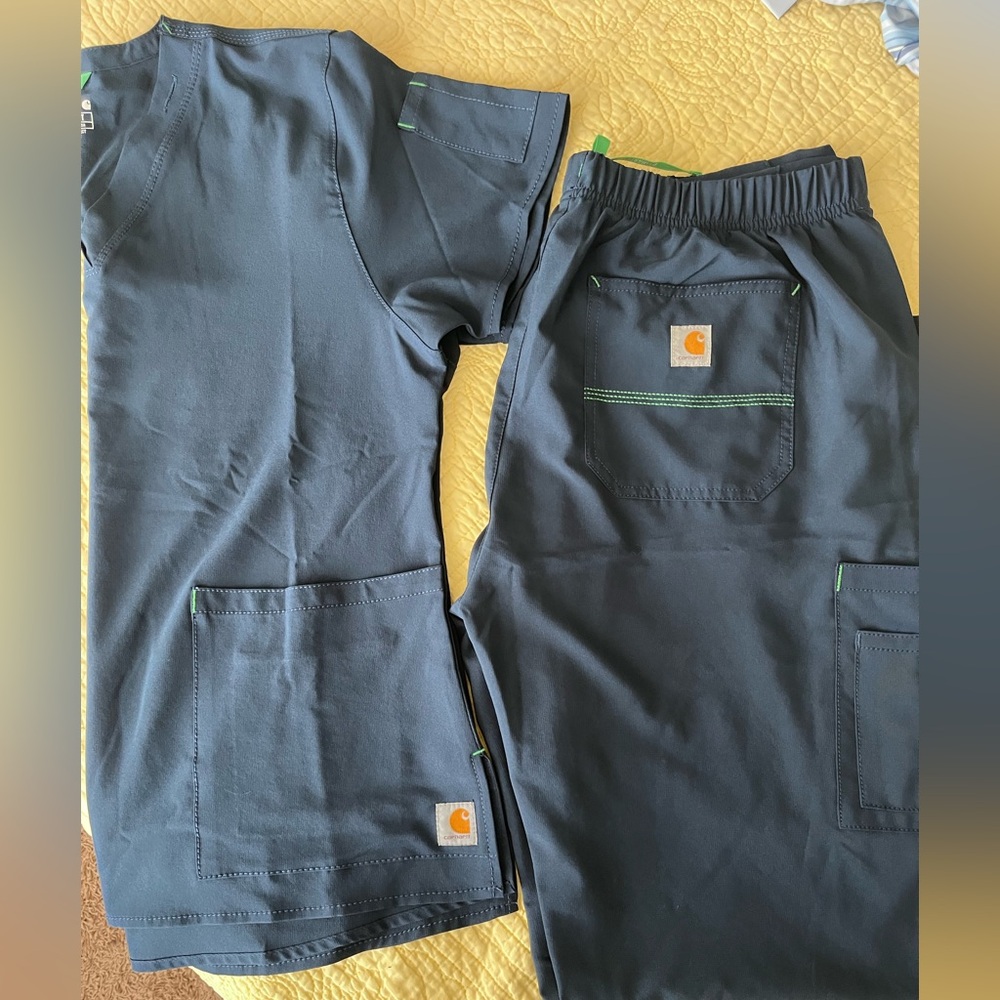 Women’s Carhartt scrubs size large. Navy blue with green accents.